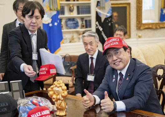 稳拿证券 日本贸易谈判代表头戴“MAGA”帽竖起大拇指
