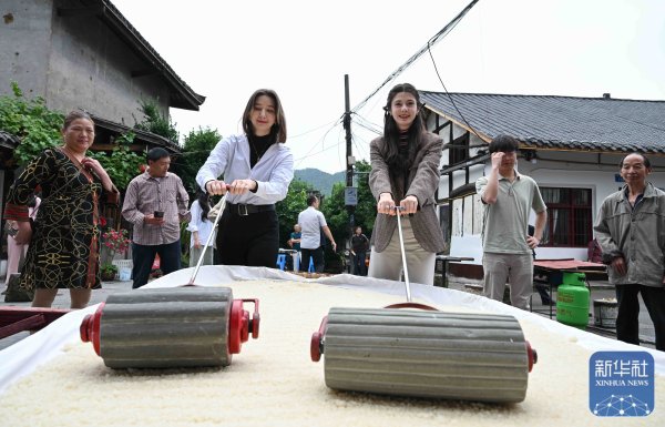 股鑫宝 外国留学生在重庆体验端午民俗