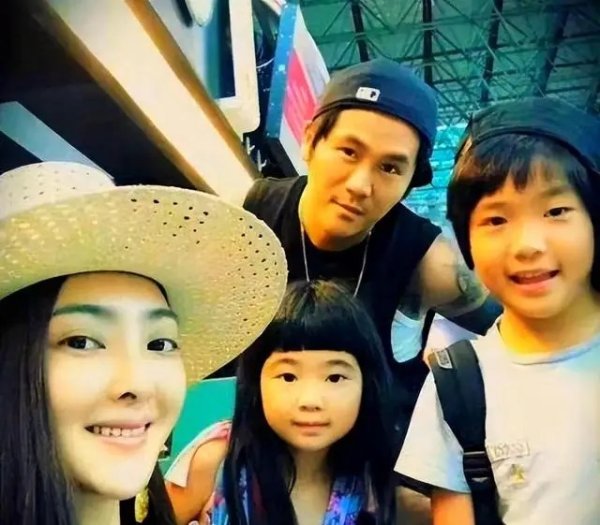 点金网 曹格唱歌动情称未忘掉速玲，22年结束14年婚姻