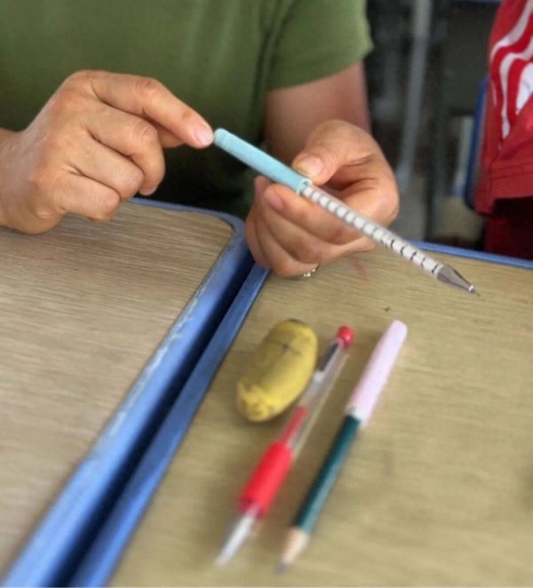 中金策略 广西14岁女孩谢薇娜：衔笔五年写工整字迹，用热爱点亮求学路