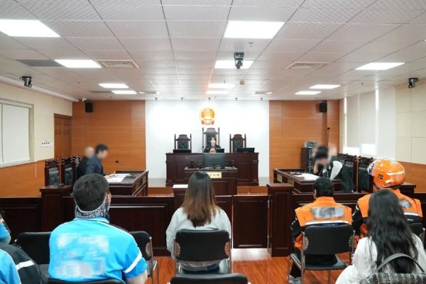 天载配资  外卖小哥撞伤人谁赔？这场“家门口的庭审”变普法课堂，答案来了